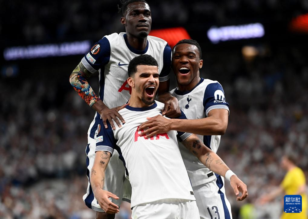 解锁体验卡，英乙比赛中裁判受伤，一球迷走下看台参与执法