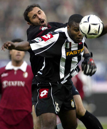 太阳报：巴萨想签15岁新星加布里埃尔，但曼联有信心留下他