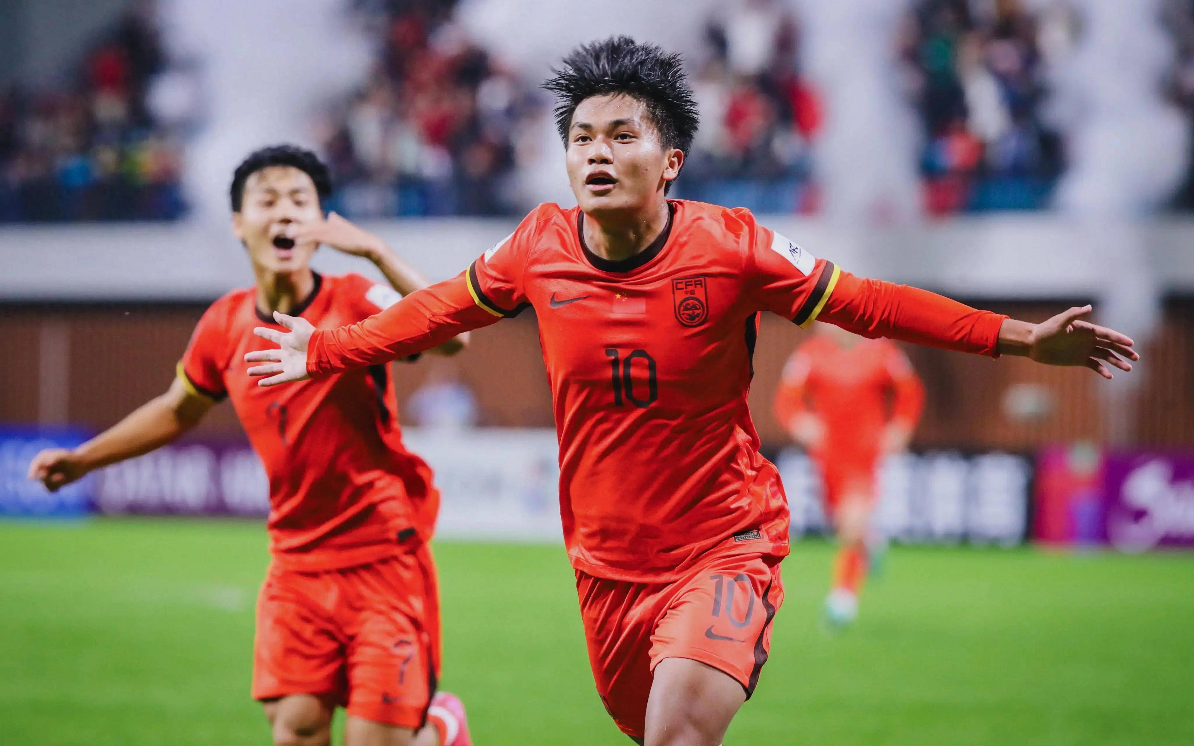 有爱!梁靖崑1-2不敌小勒布伦一脸惊讶,孙颖莎微笑着帮他复盘失利