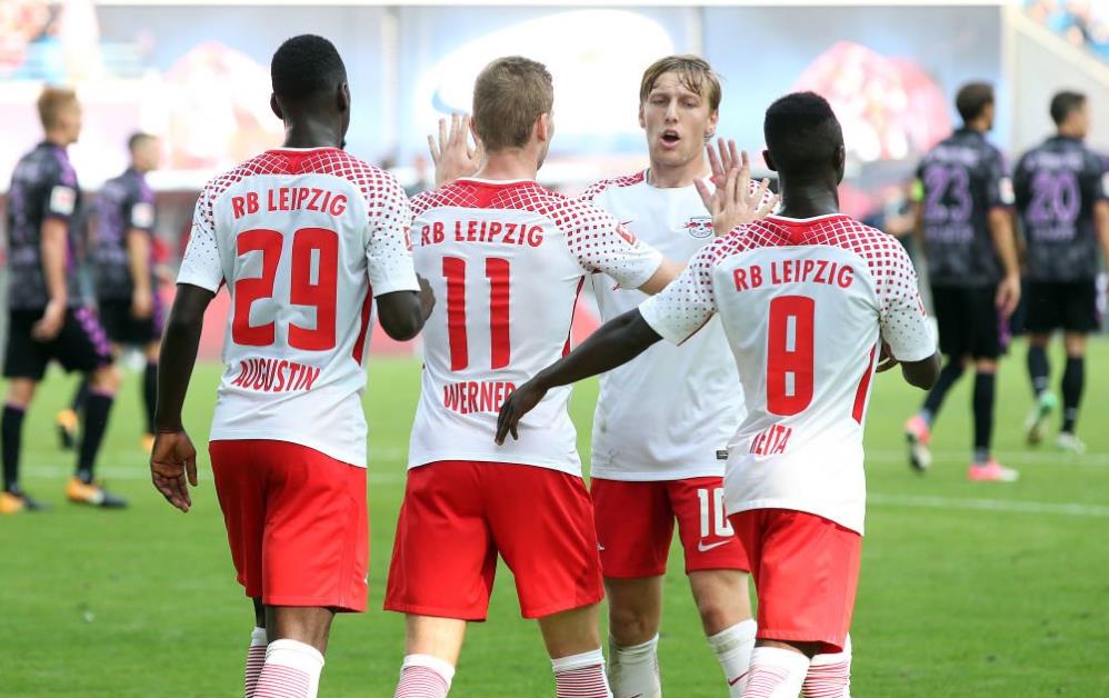 宣示主权？图片报：慕尼黑1860球迷跑去拜仁训练场附近涂鸦