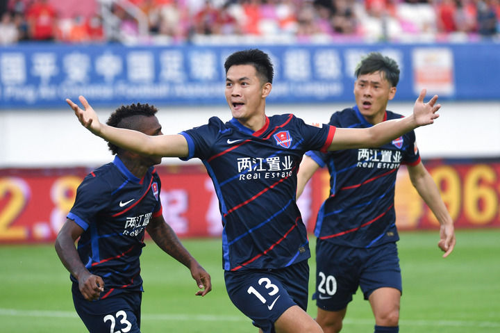 左吴：阵容在23日确认，24日， Scout 的经纪公司退出，紧急通知 Tian 寻找战队。