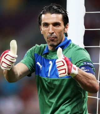 弗拉格砍下35分8篮板，莱昂纳德贡献30分，独行侠客场险胜快船