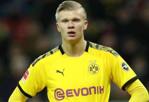 FM26逆天Bug，外场球员“闪现”至门前挡出对方主罚的点球